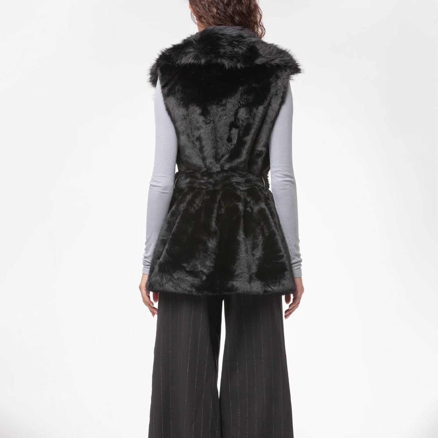 Gilet in ecopelliccia nera con cintura V73