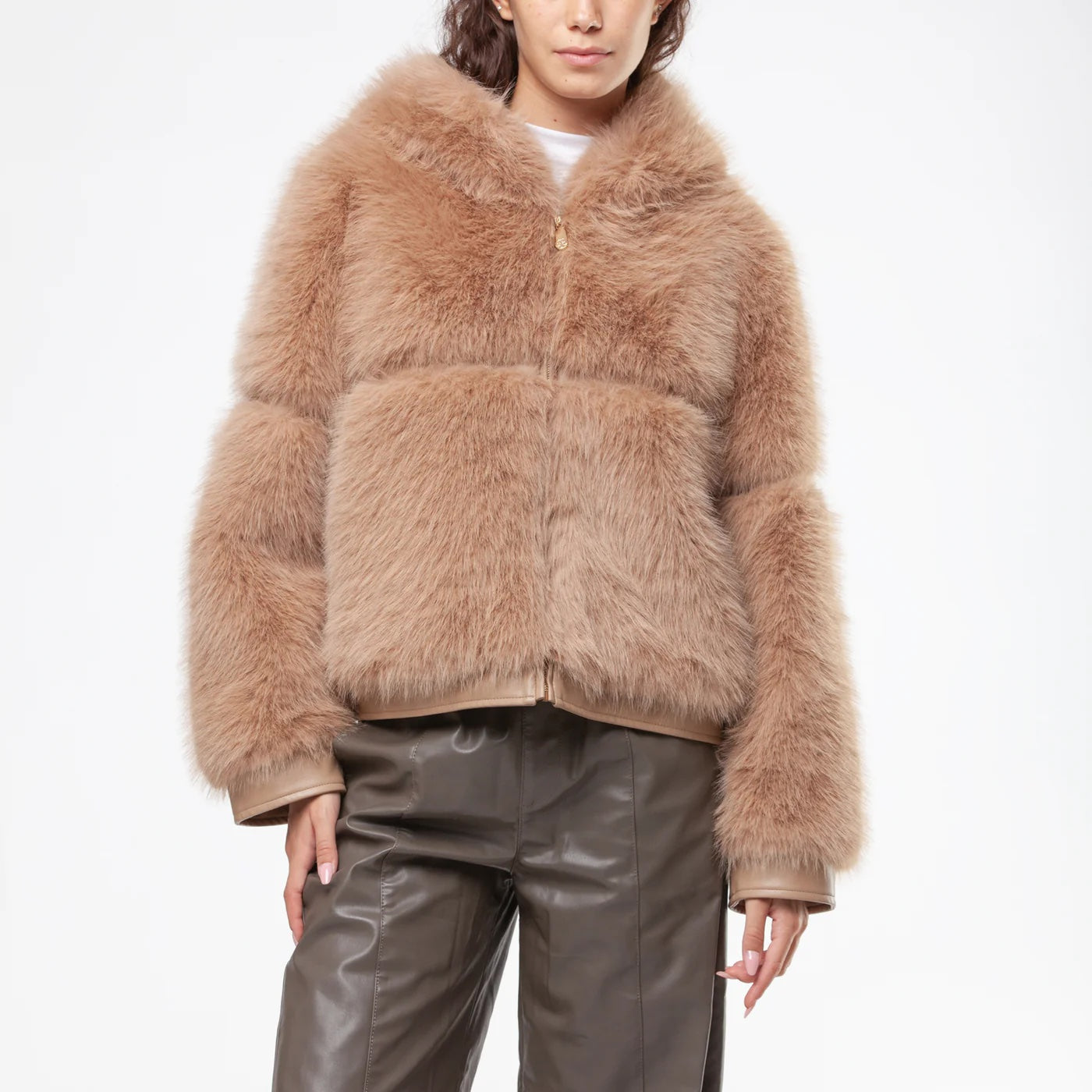 Pelliccia corta beige con cappuccio V73