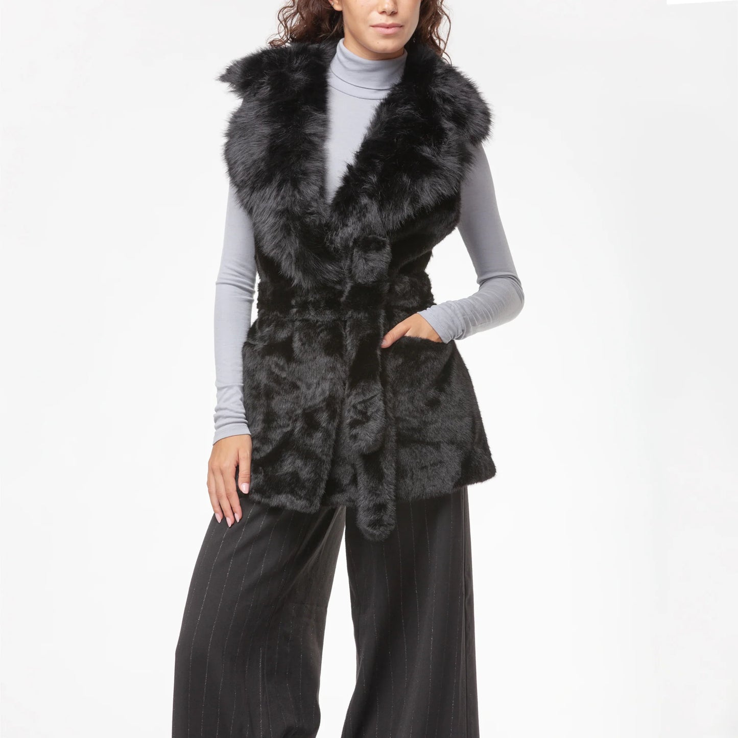 Gilet in ecopelliccia nera con cintura V73