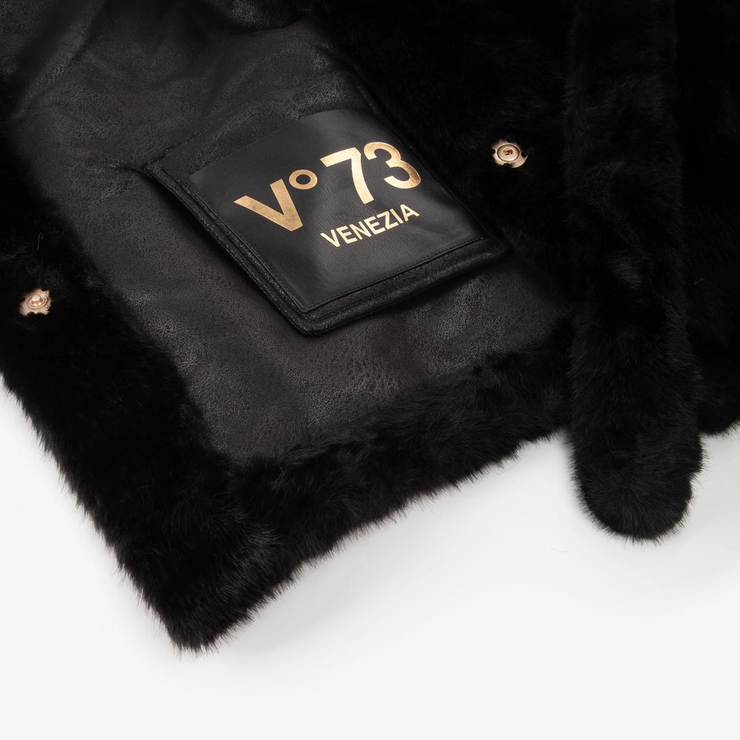 Gilet in ecopelliccia nera con cintura V73