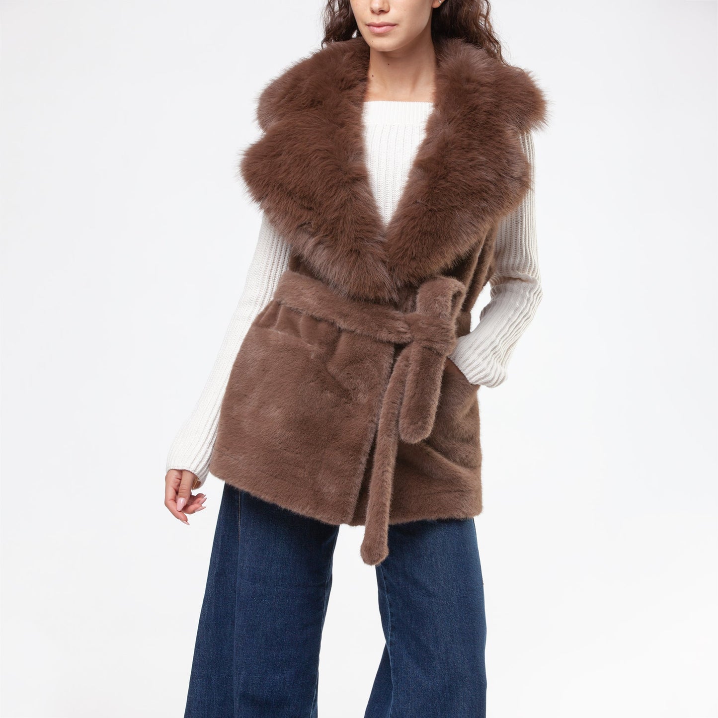 Gilet in ecopelliccia marrone con cintura V73